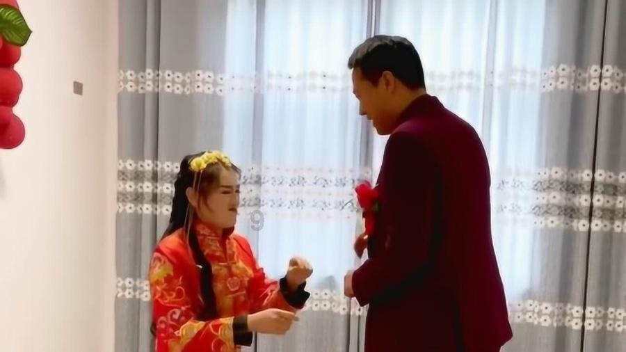 亚当玩高尔夫